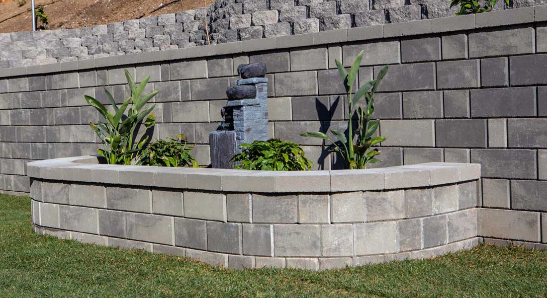 Stonegate Contemporary Retaining Wall color: Sky Ranch