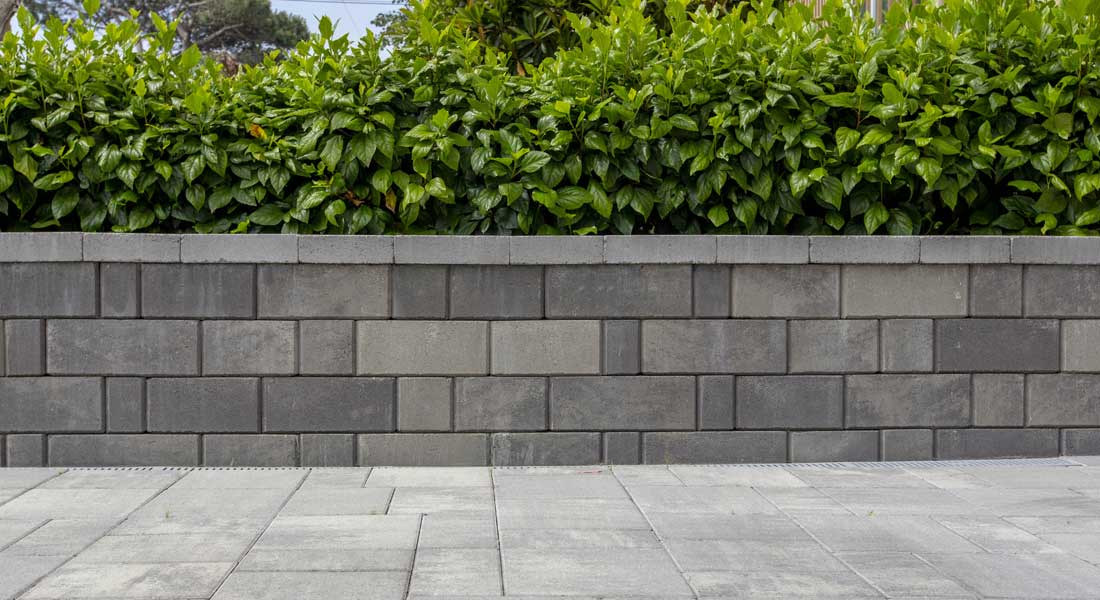 Stonegate Contemporary Retaining Wall color: Sky Ranch